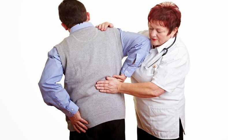 gydytojo atliktas paciento tyrimas dėl nugaros skausmo