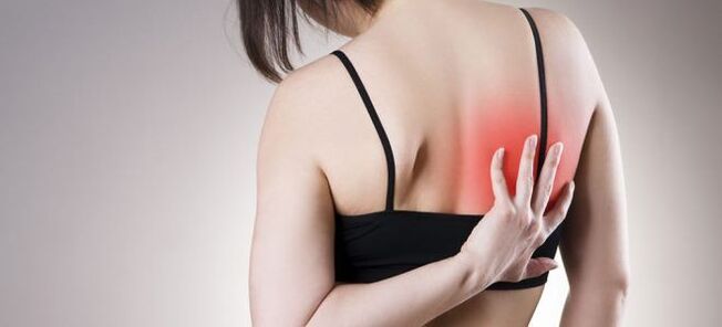 Padidėjęs nugaros skausmas judant yra krūtinės ląstos osteochondrozės požymis