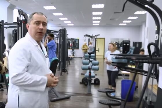 Klasės sporto salėje su gimdos kaklelio osteochondroze